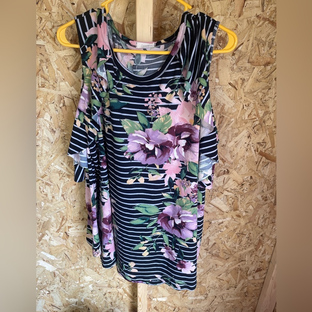 2x top cute with cut out shoulders